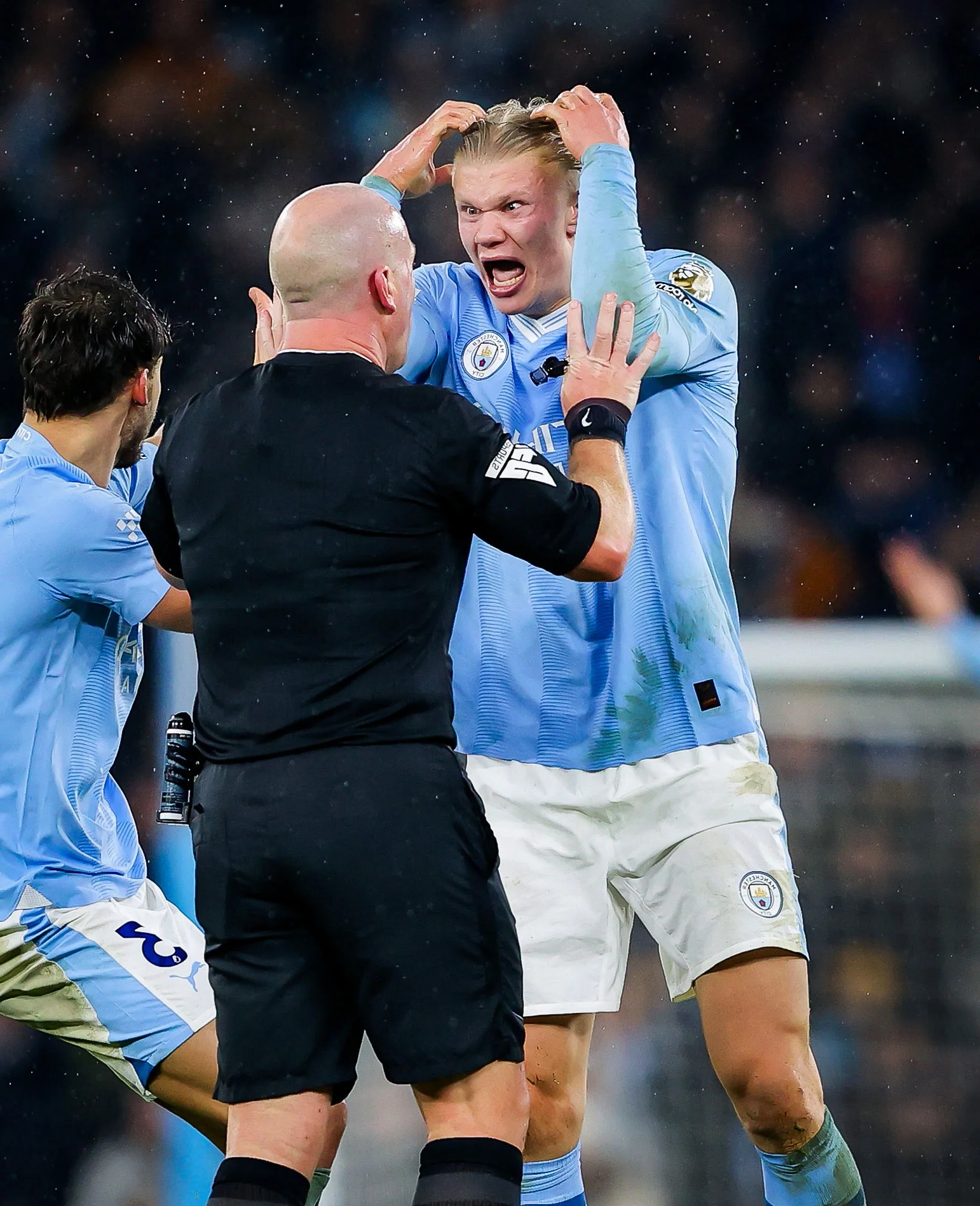 包含哈兰德意外战胜美国队，出色发挥引爆全场！的词条