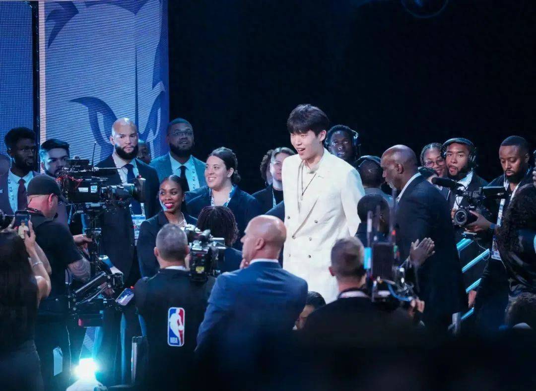 德布劳内新星爆冷表现突出，中国队前途光明！